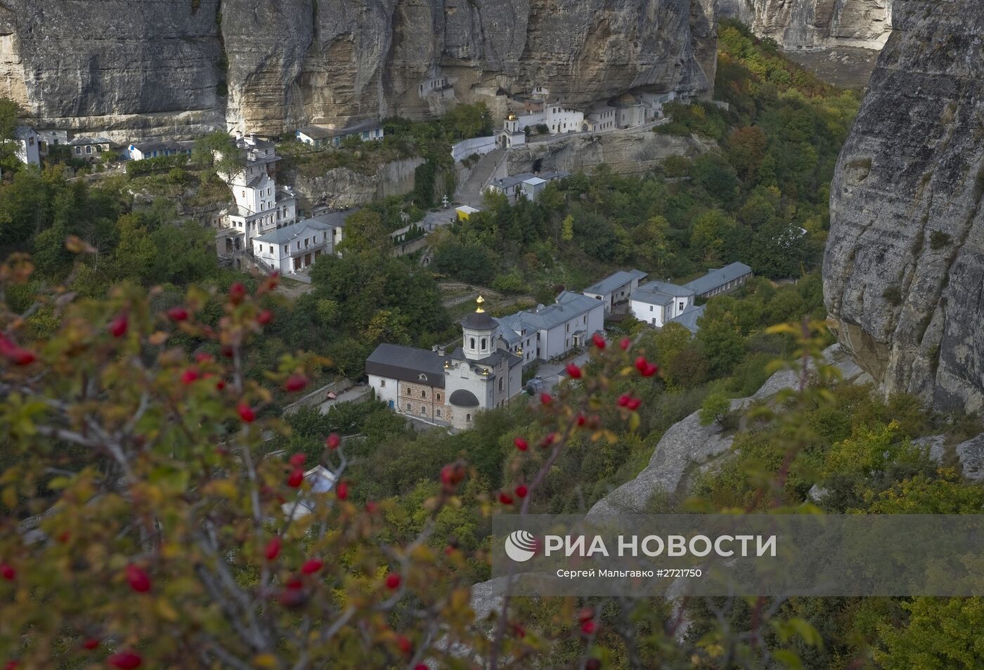 Бахчисарайский монастырь в Крыму богослужение