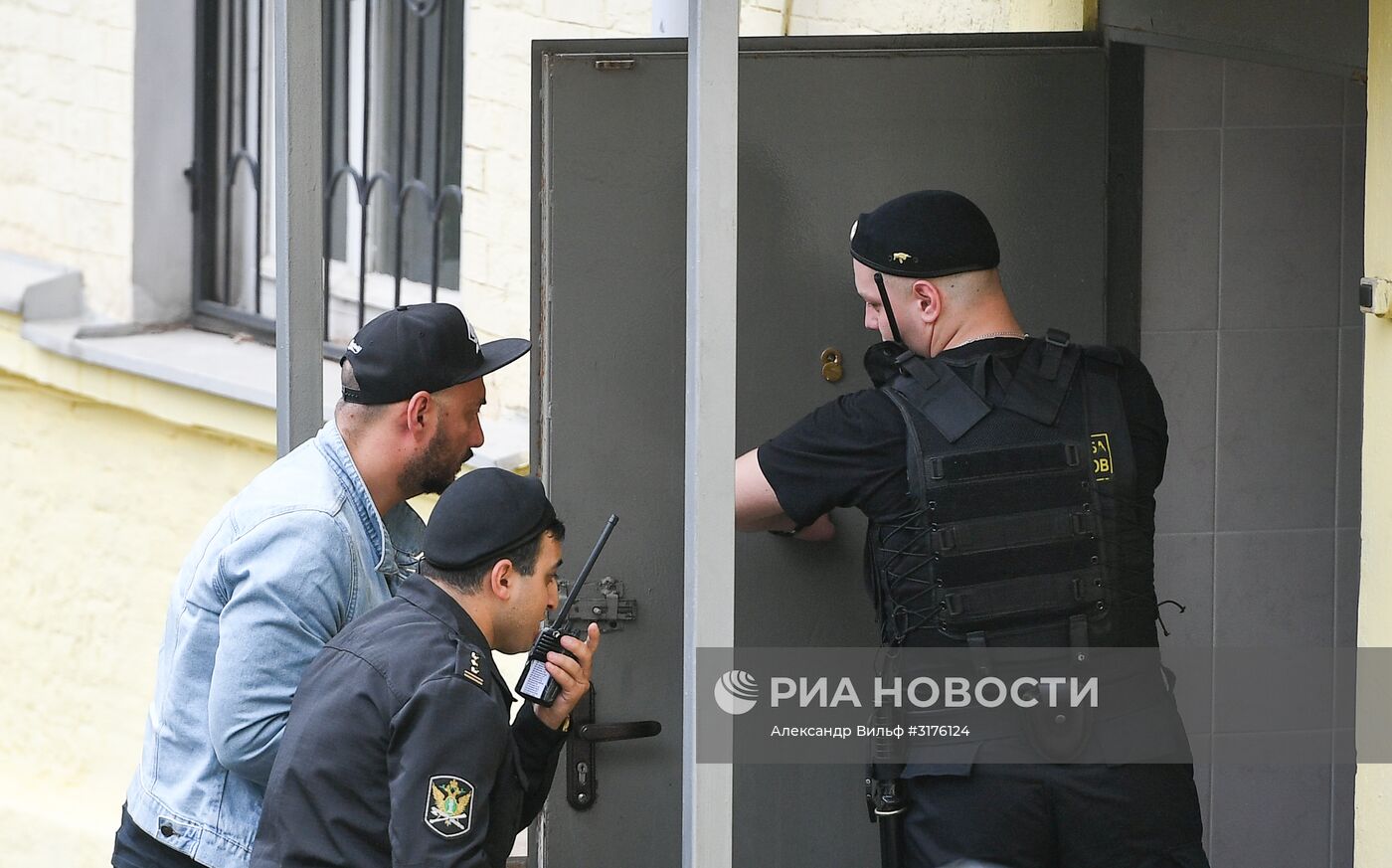 Рассмотрение ходатайства следствия об аресте Кирилла Серебренникова