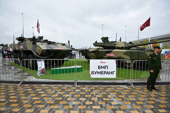 Международный военно-технический форум "Армия-2017". День второй