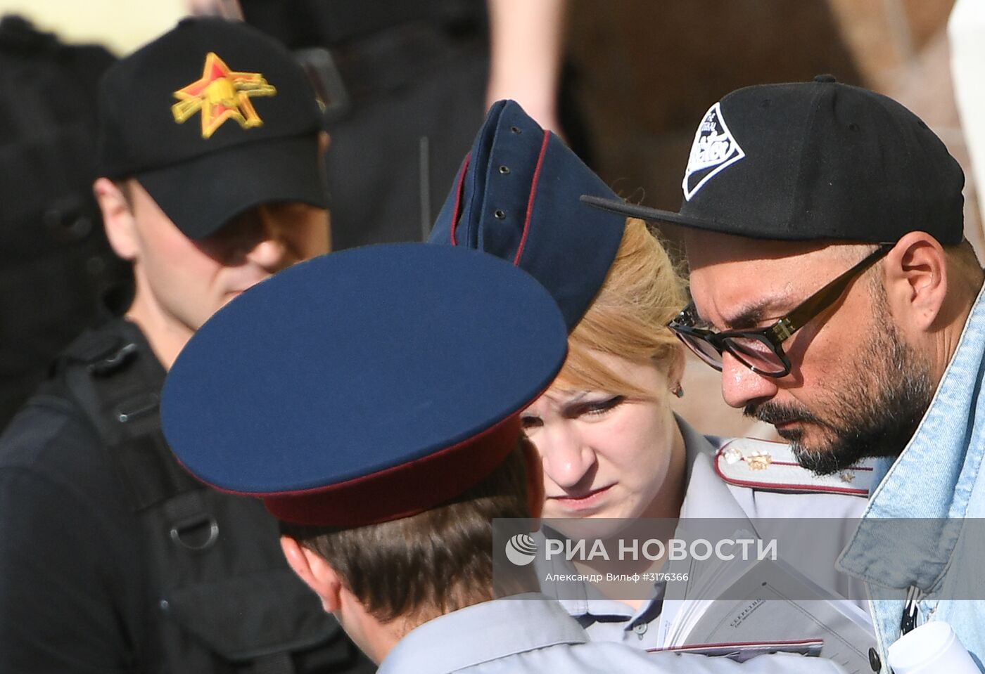 Рассмотрение ходатайства следствия об аресте Кирилла Серебренникова