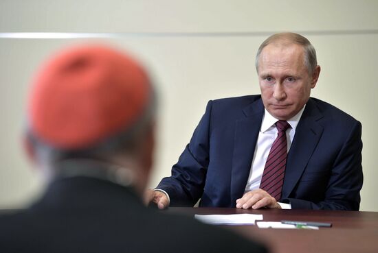 Президент РФ В. Путин встретился с госсекретарём Ватикана П. Паролином