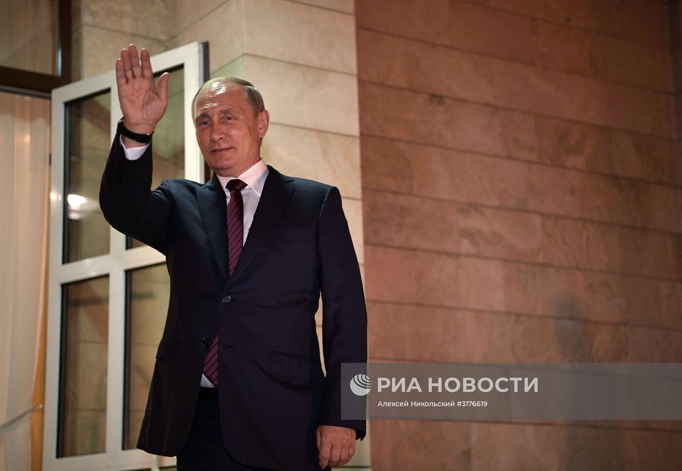 Президент РФ В. Путин встретился с президентом Армении С. Саргсяном