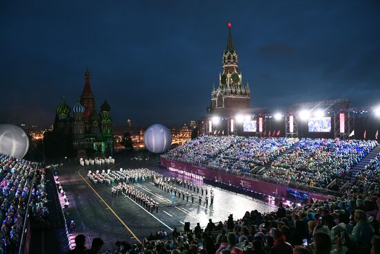 Церемония открытия X Международного военно-музыкального фестиваля "Спасская башня"