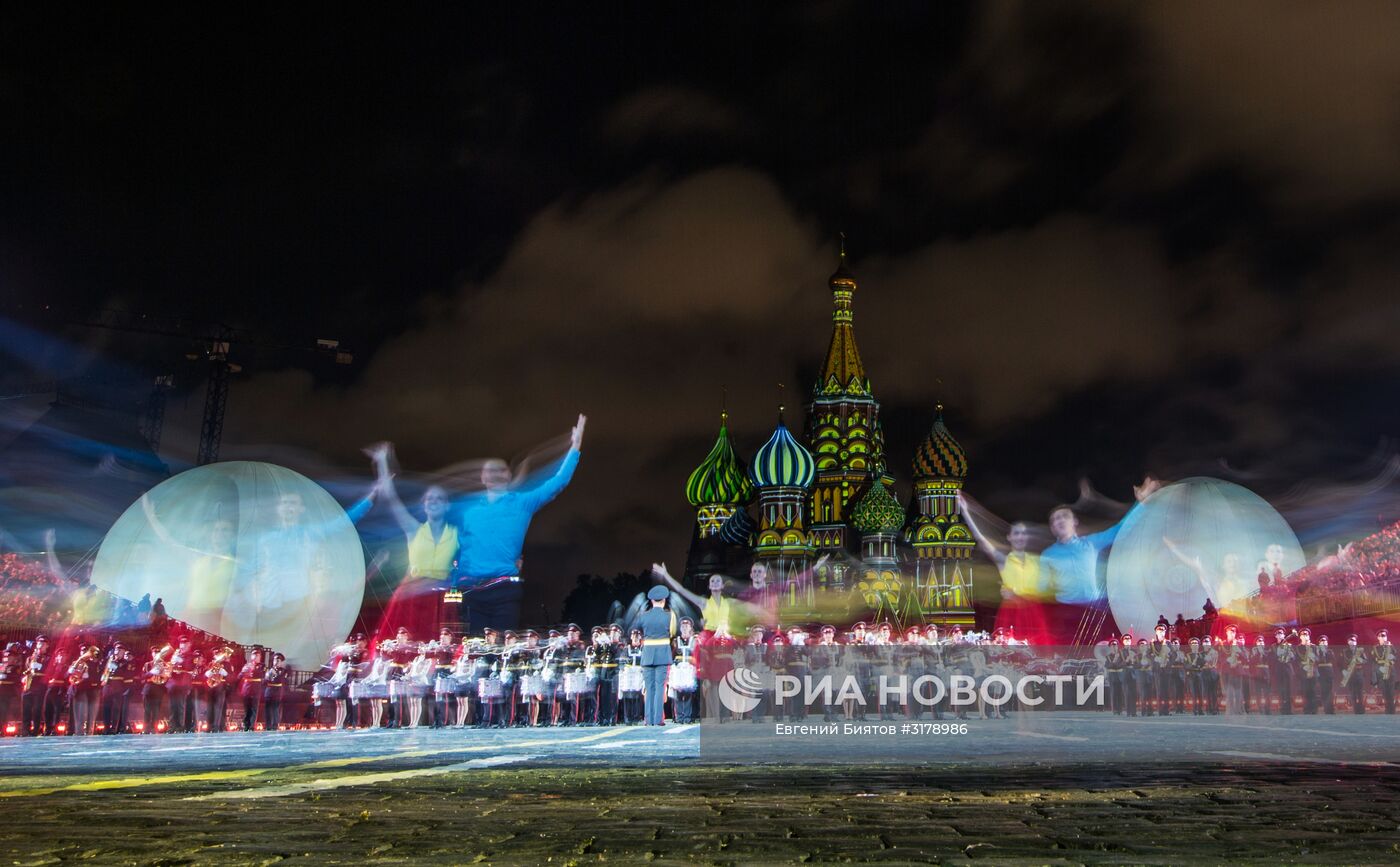 Церемония открытия X Международного военно-музыкального фестиваля "Спасская башня"