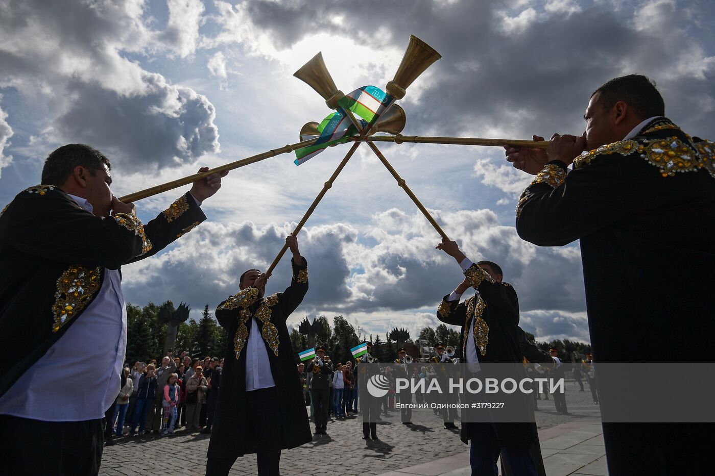 Шествие участников фестиваля "Спасская башня"