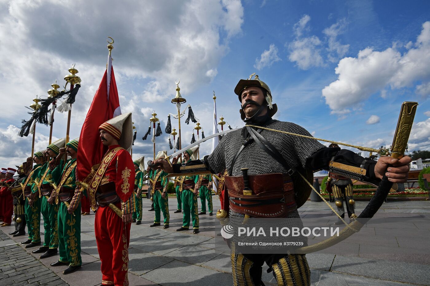 Шествие участников фестиваля "Спасская башня"