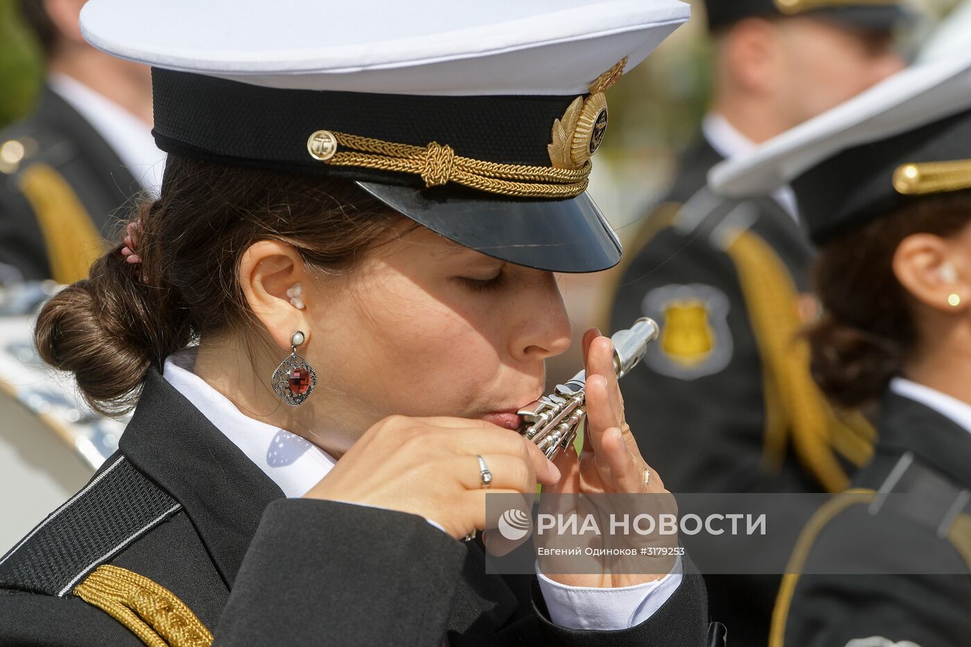 Шествие участников фестиваля "Спасская башня"