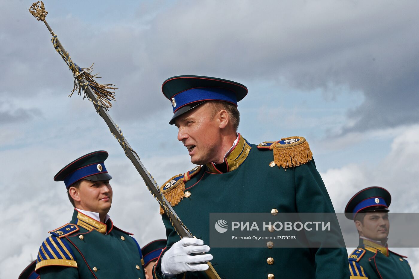 Шествие участников фестиваля "Спасская башня"