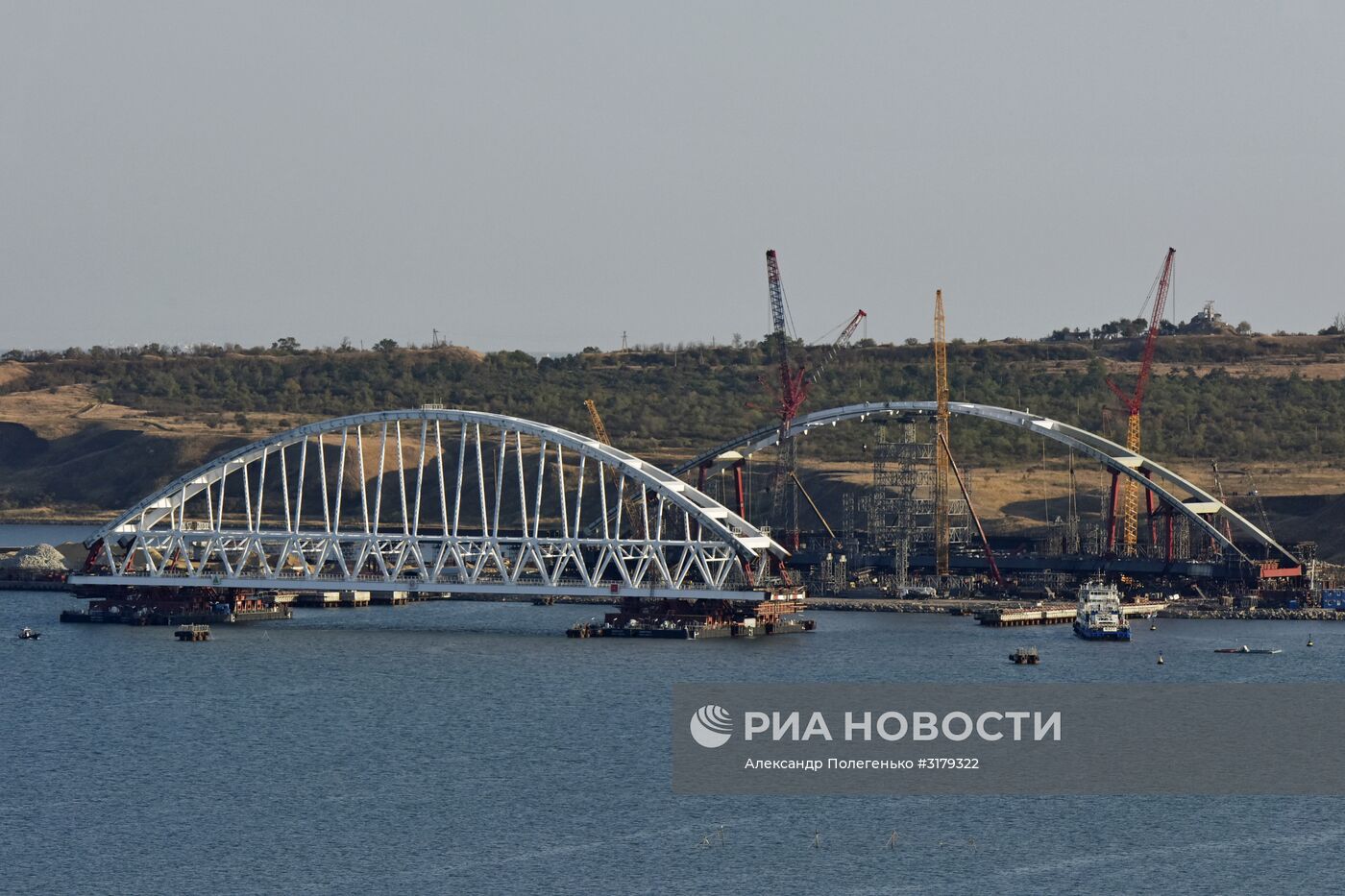 Арку Крымского моста переместили на плавучие опоры