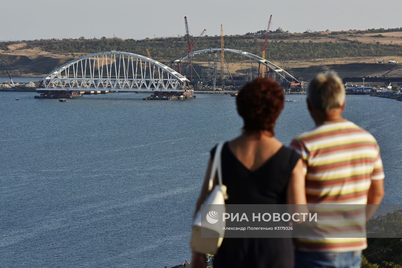 Арку Крымского моста переместили на плавучие опоры