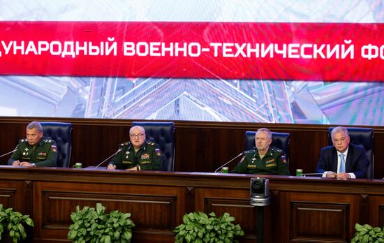 Пресс-конференция по итогам форума "Армия-2017" в Минобороны РФ