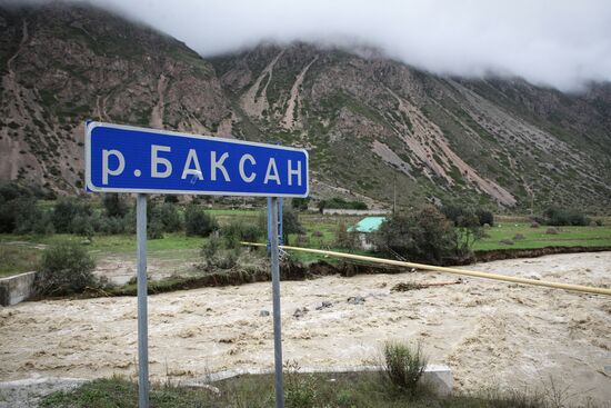 В Кабардино-Балкарии более 500 туристов заблокированы из-за схода селя
