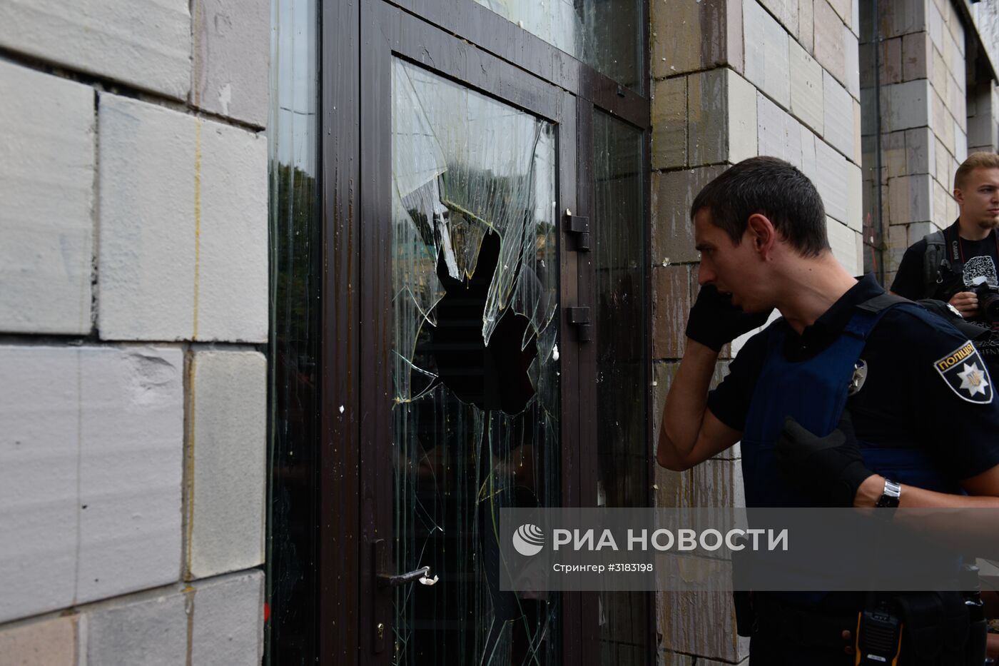 В Киеве разгромили магазин из-за стертых граффити времен "евромайдана"