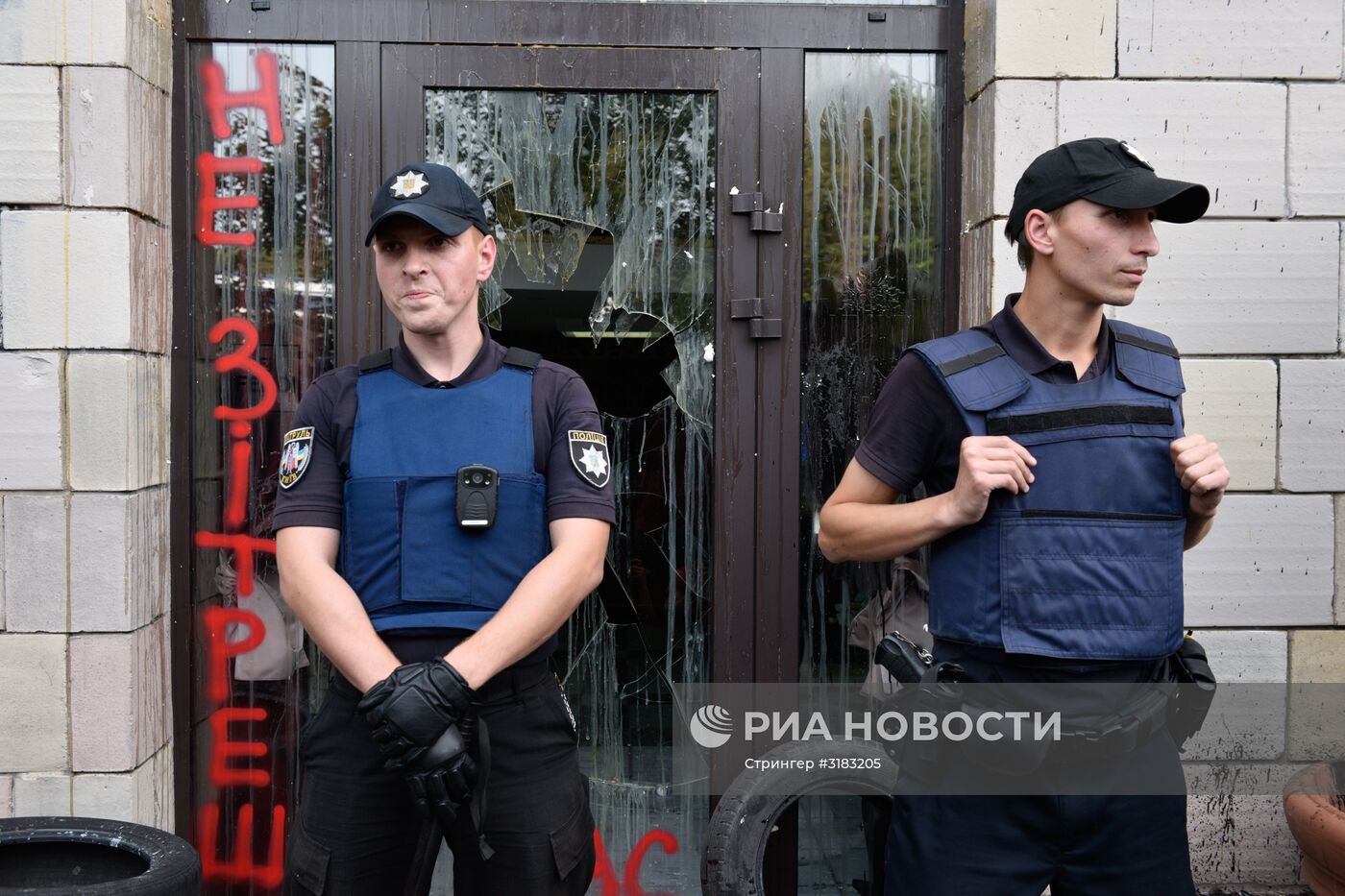В Киеве разгромили магазин из-за стертых граффити времен "евромайдана"
