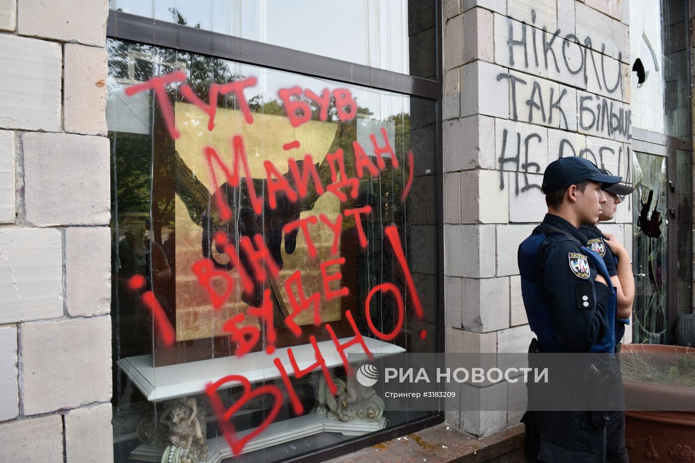 В Киеве разгромили магазин из-за стертых граффити времен "евромайдана"