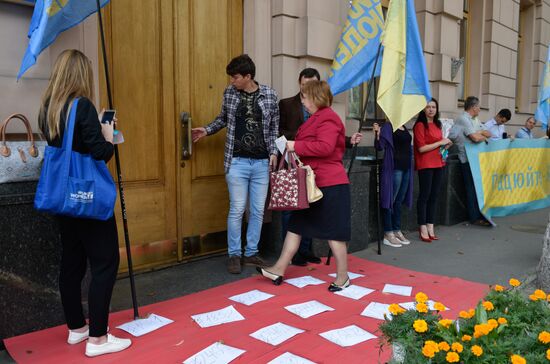 Акция "Работайте или уходите!" у здания Верховной рады в Киеве