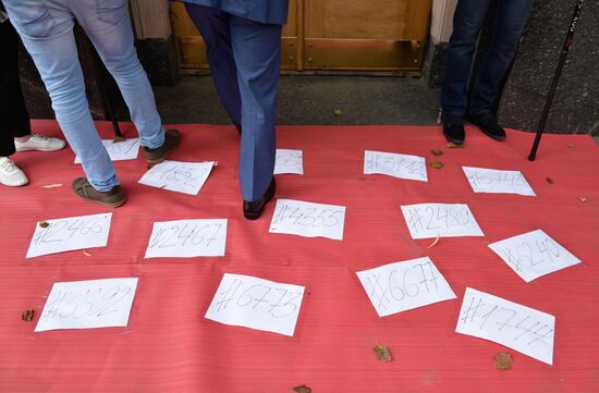 Акция "Работайте или уходите!" у здания Верховной рады в Киеве