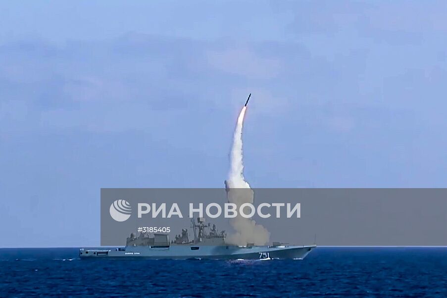 Пуски крылатых ракет "Калибр" с фрегата "Адмирал Эссен" по объектам запрещенной в РФ террористической группировки ИГИЛ в Сирии