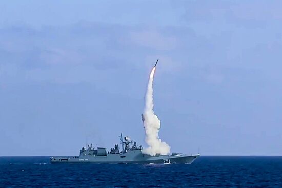 Пуски крылатых ракет "Калибр" с фрегата "Адмирал Эссен" по объектам запрещенной в РФ террористической группировки ИГИЛ в Сирии