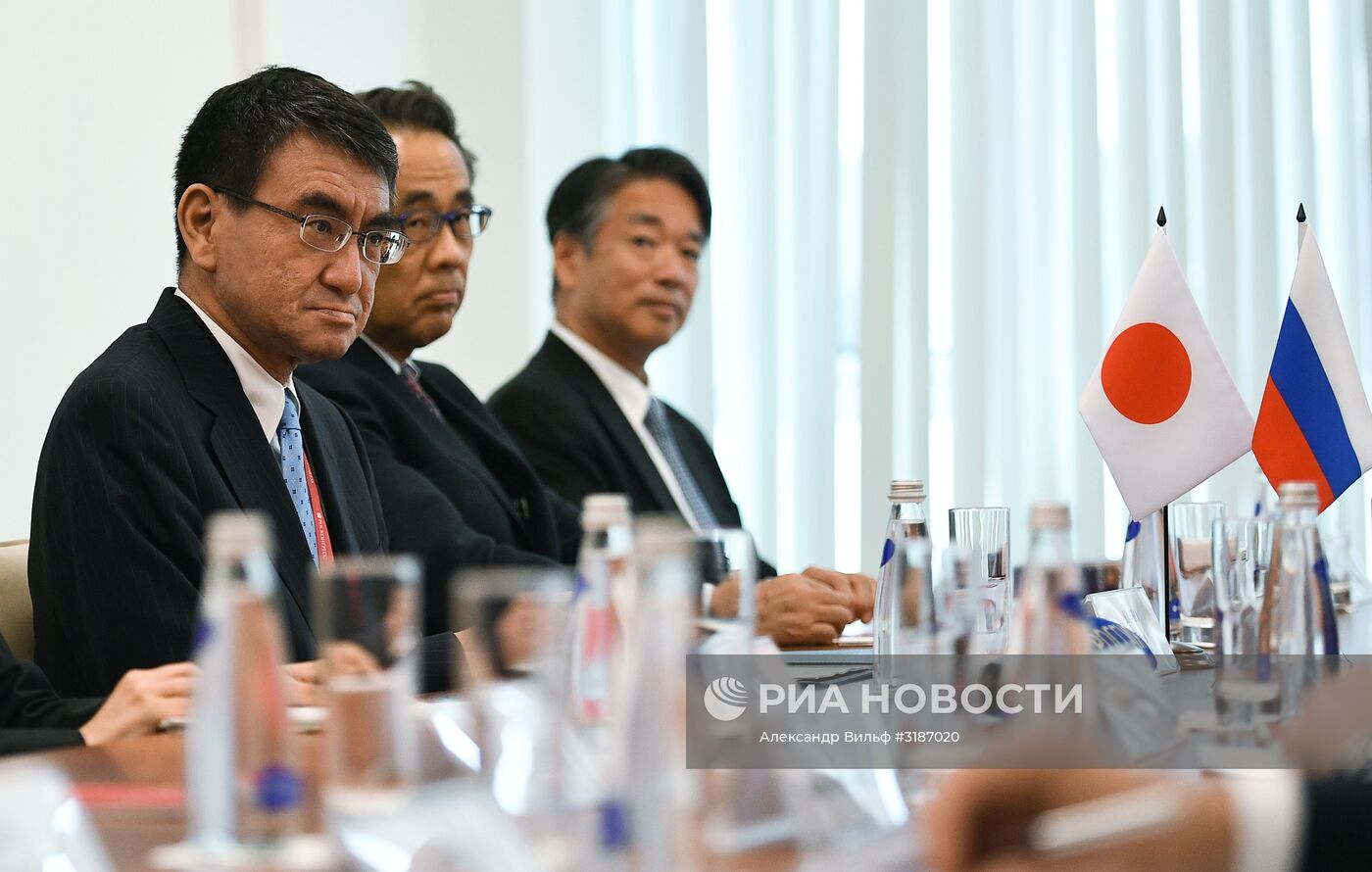Встреча первого вице-премьера РФ И. Шувалова с главой МИД Японии Т. Коно в рамках ВЭФ