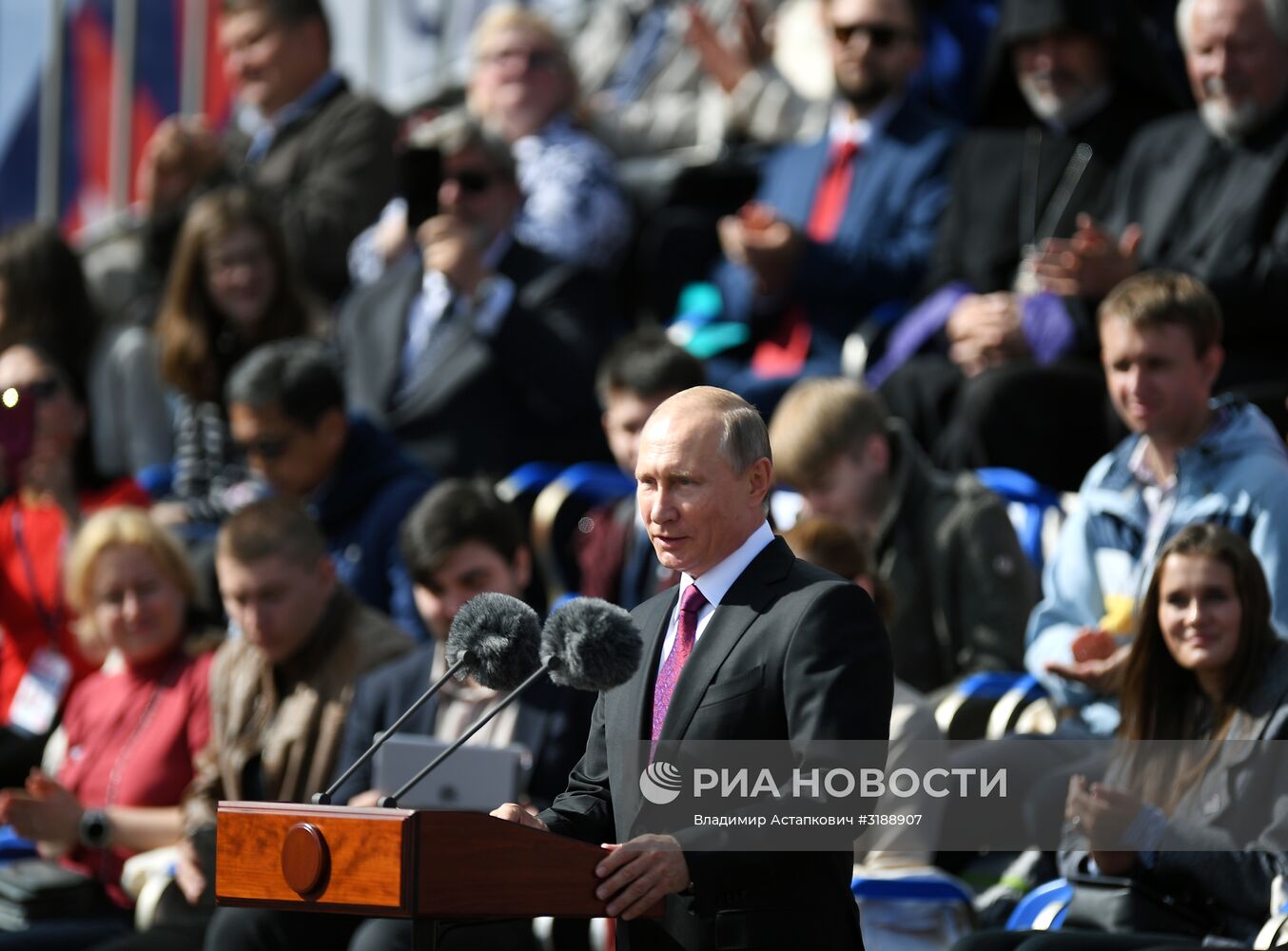 Президент РФ В. Путин и премьер-министр РФ Д. Медведев на торжественной церемонии открытия Дня города на Красной площади