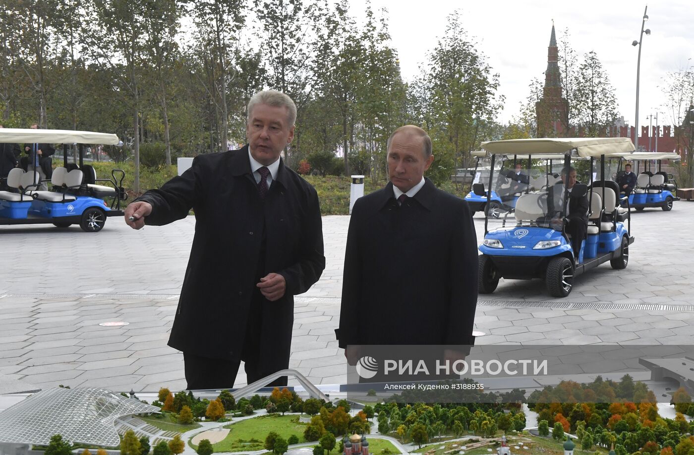 Президент РФ В.Путин посетил парк "Зарядье" в Москве