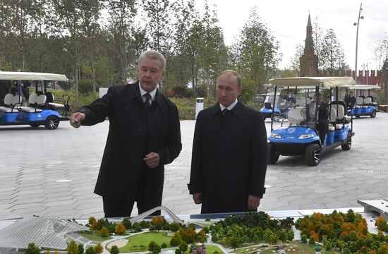 Президент РФ В.Путин посетил парк "Зарядье" в Москве