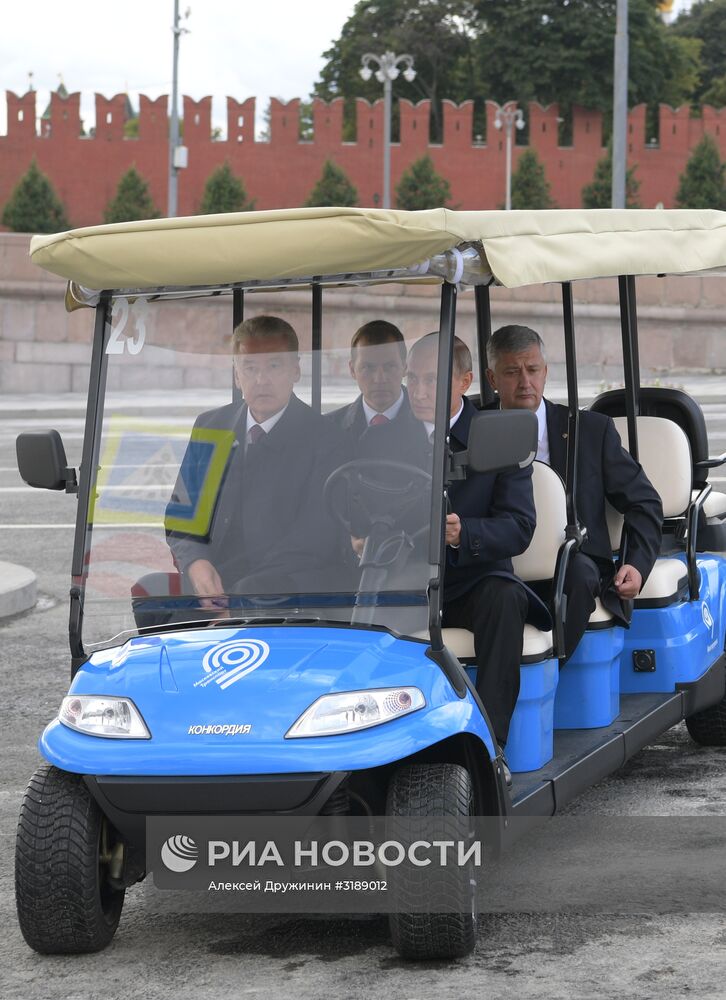 Президент РФ В.Путин посетил парк "Зарядье" в Москве