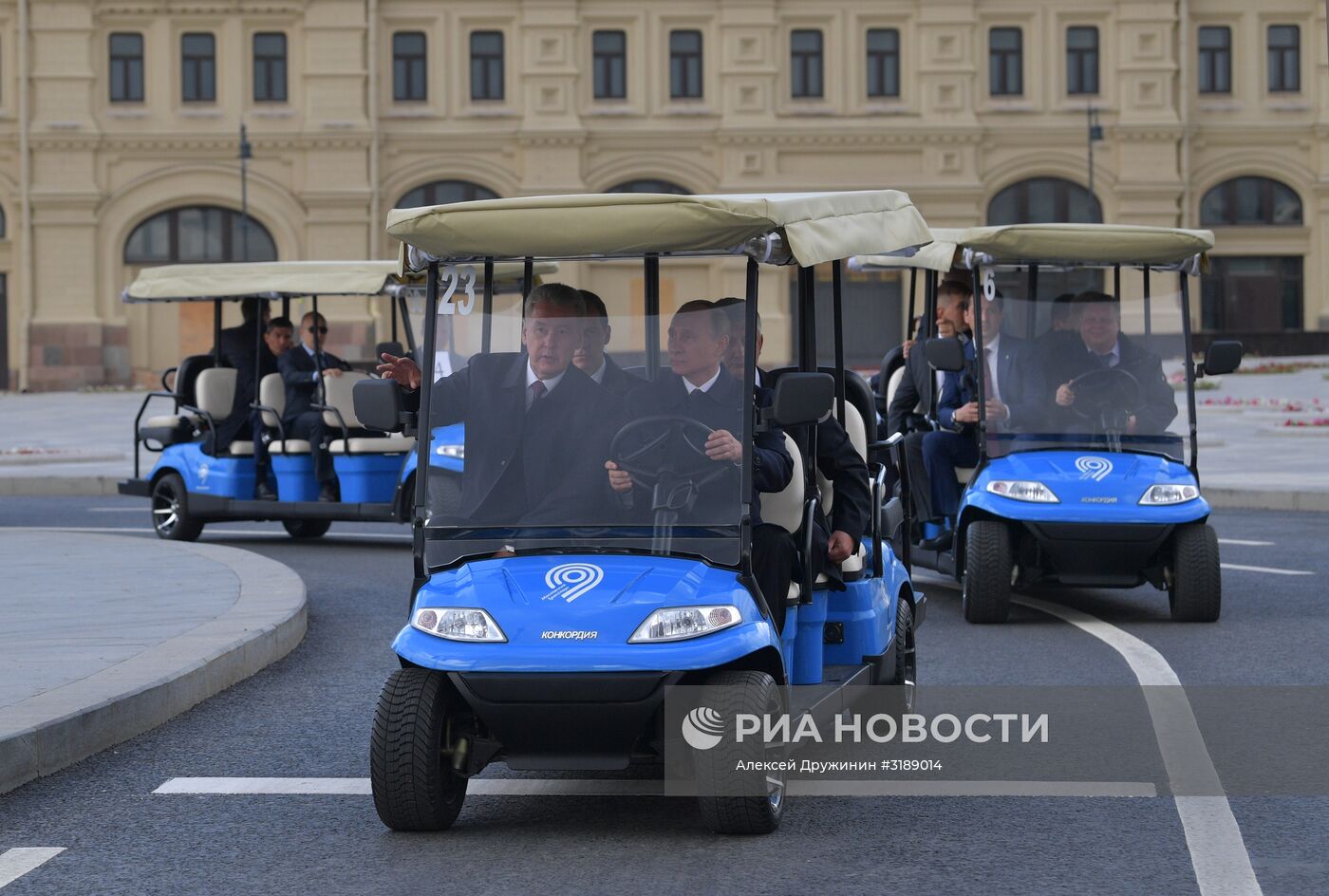 Президент РФ В.Путин посетил парк "Зарядье" в Москве