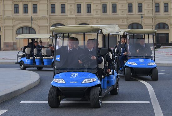 Президент РФ В.Путин посетил парк "Зарядье" в Москве