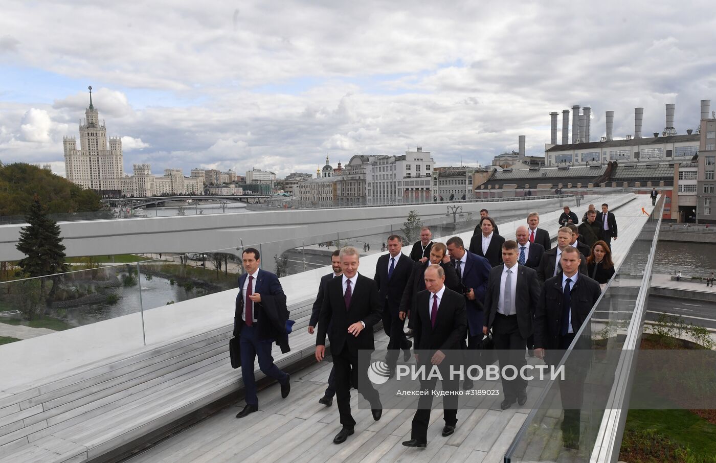 Президент РФ В.Путин посетил парк "Зарядье" в Москве