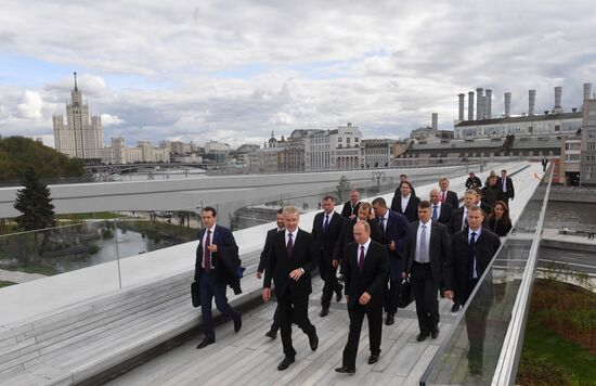 Президент РФ В.Путин посетил парк "Зарядье" в Москве