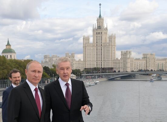 Президент РФ В.Путин посетил парк "Зарядье" в Москве