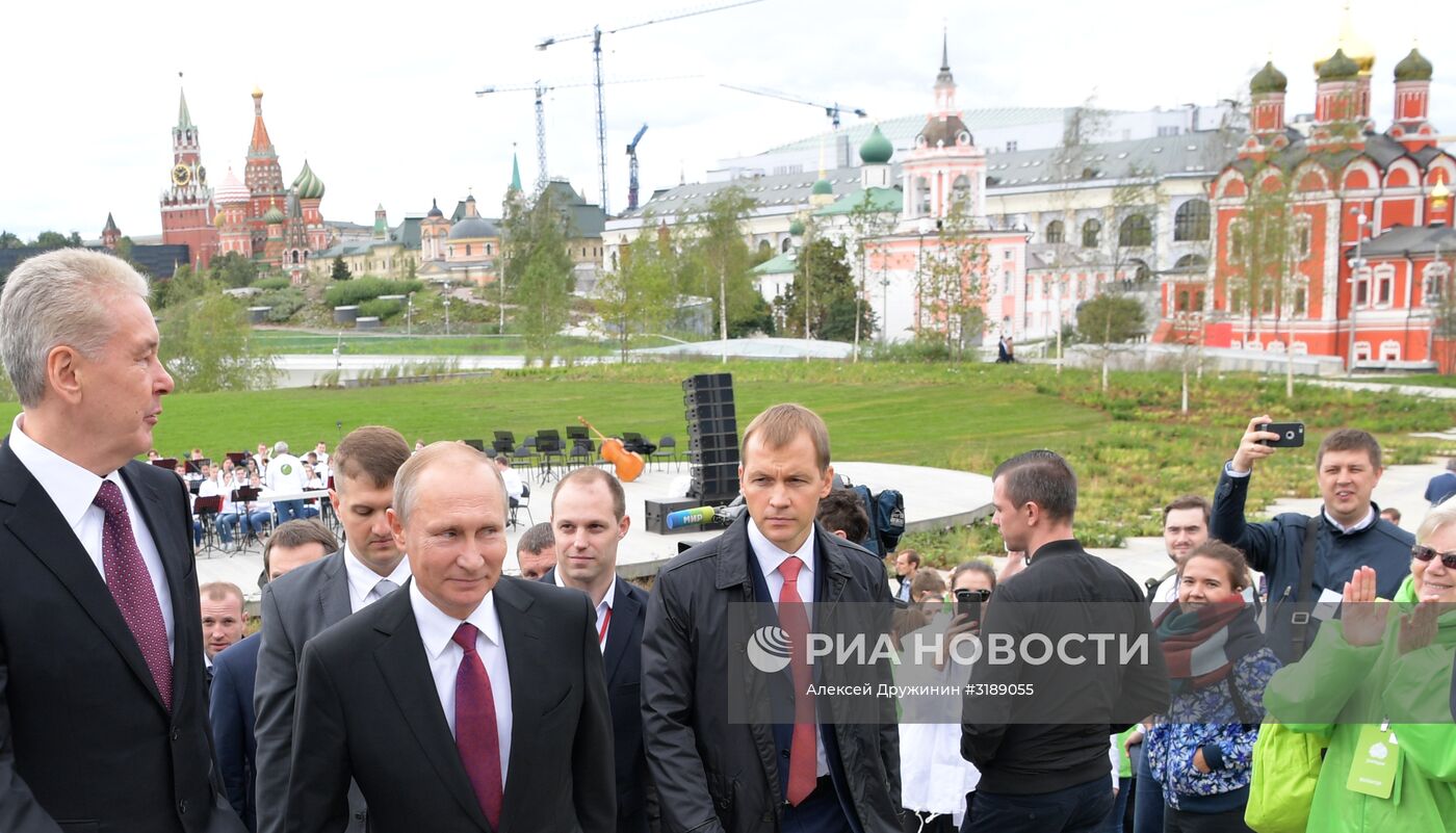 Президент РФ В.Путин посетил парк "Зарядье" в Москве