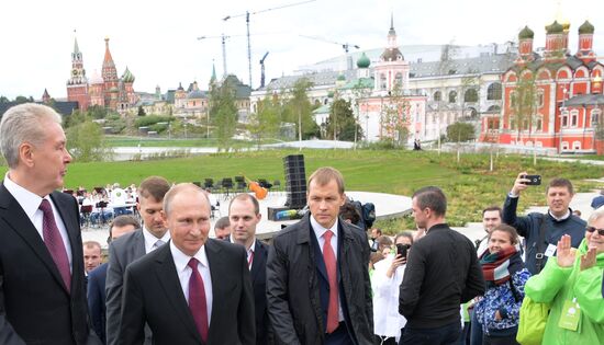 Президент РФ В.Путин посетил парк "Зарядье" в Москве