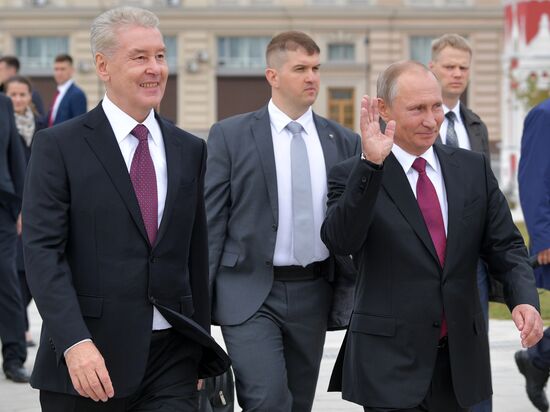 Президент РФ В.Путин посетил парк "Зарядье" в Москве