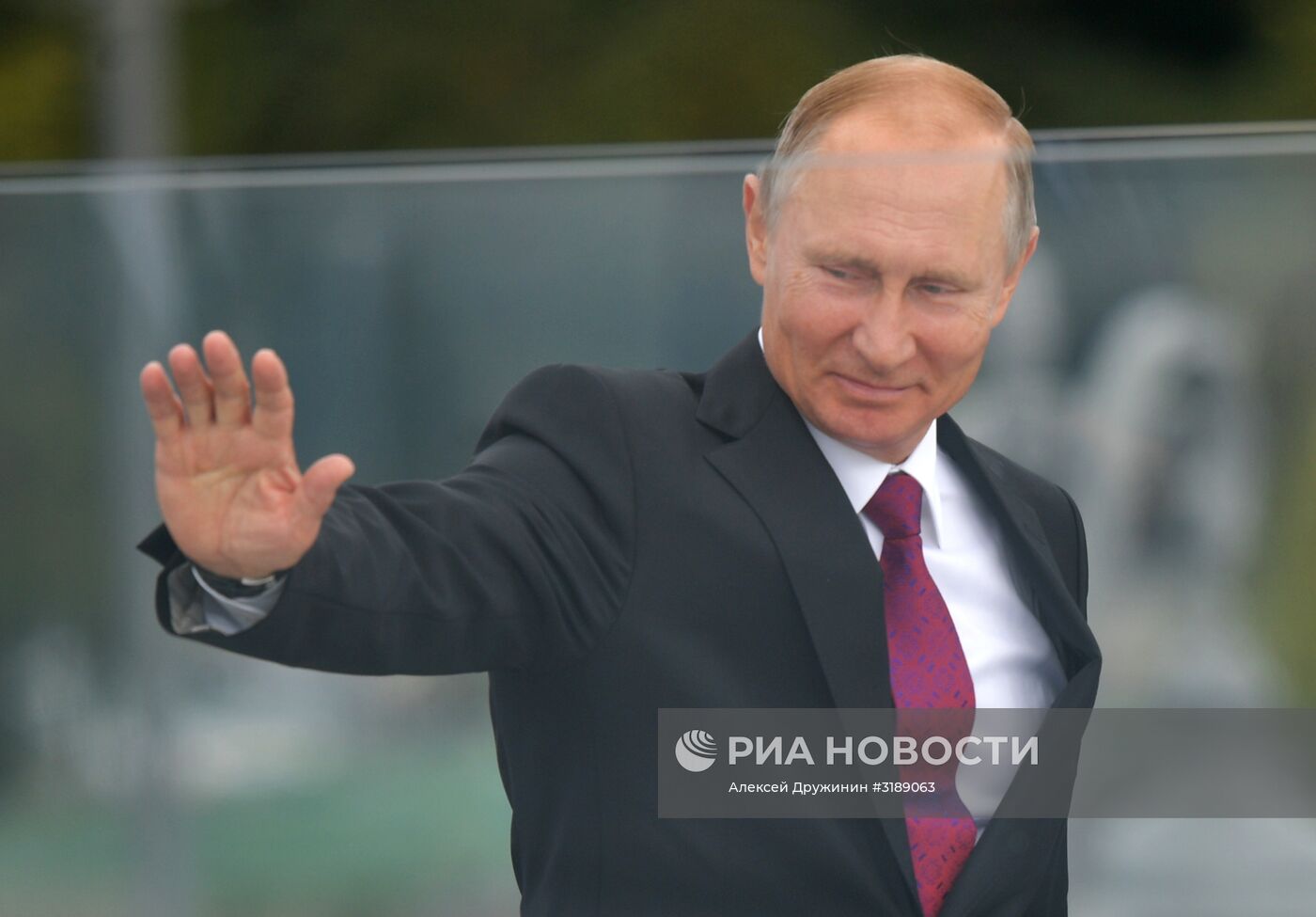 Президент РФ В.Путин посетил парк "Зарядье" в Москве