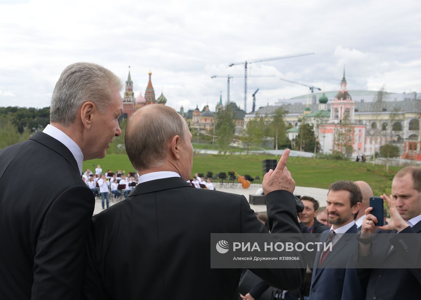 Президент РФ В.Путин посетил парк "Зарядье" в Москве