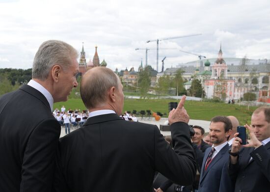 Президент РФ В.Путин посетил парк "Зарядье" в Москве