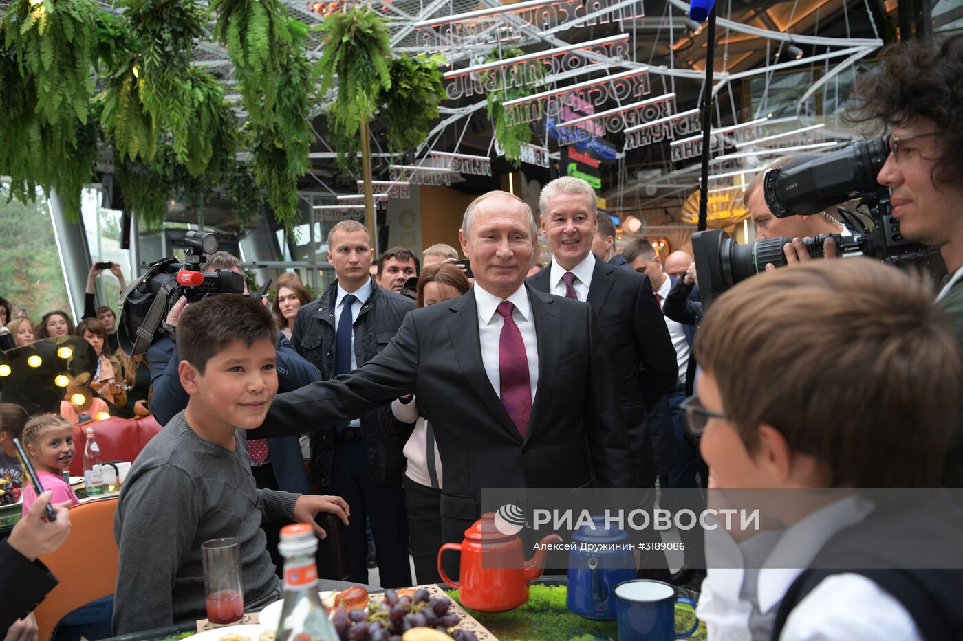 Президент РФ В.Путин посетил парк "Зарядье" в Москве