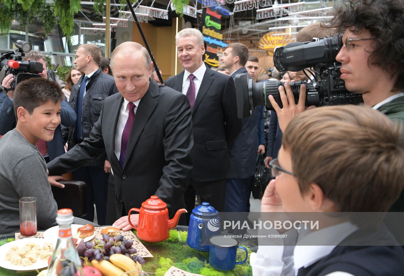 Президент РФ В.Путин посетил парк "Зарядье" в Москве