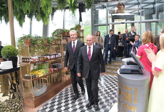 Президент РФ В.Путин посетил парк "Зарядье" в Москве