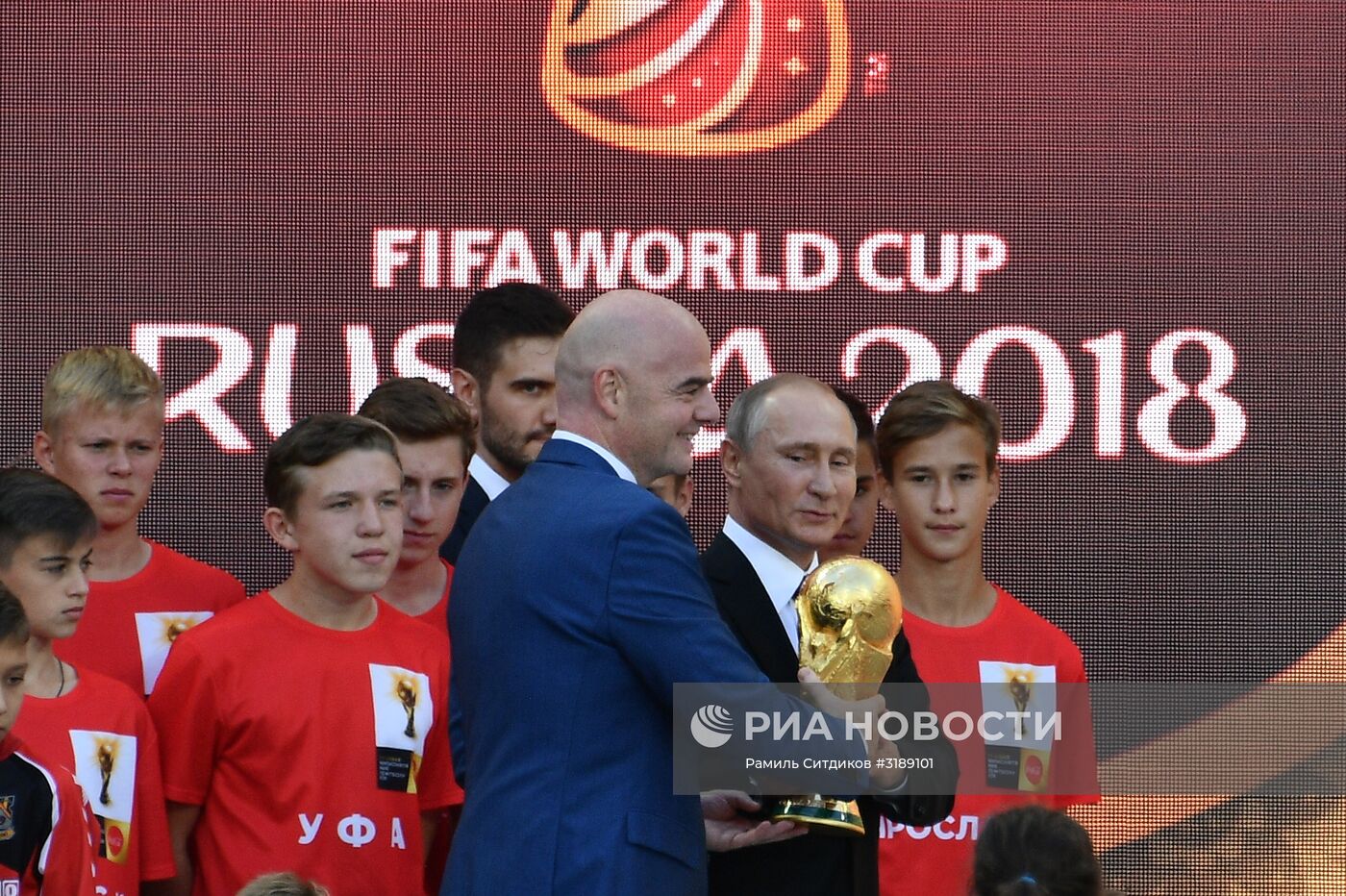 Президент РФ В.Путин принял участие в церемонии старта тура Кубка мира по футболу в "Лужниках"