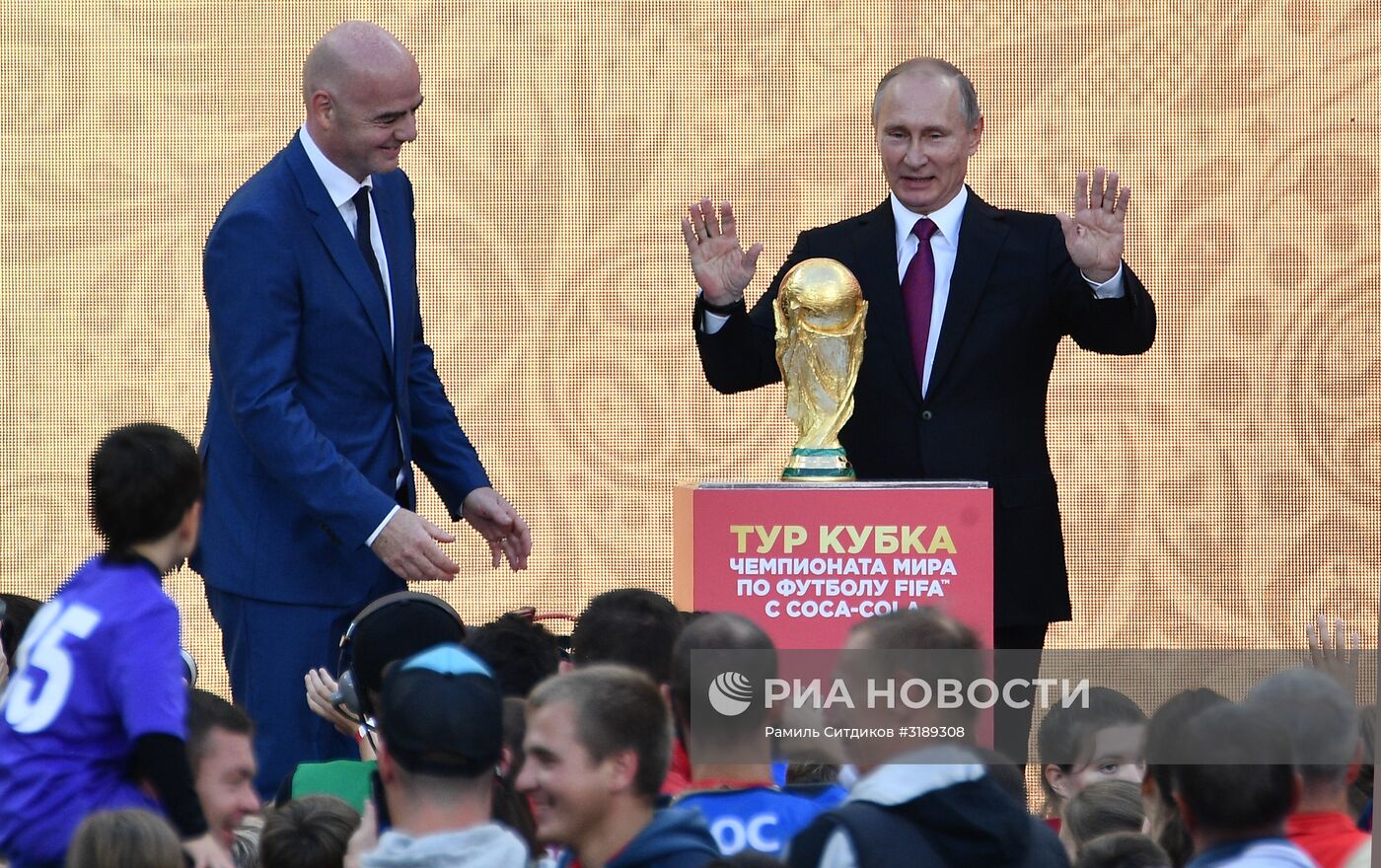 Президент РФ В.Путин принял участие в церемонии старта тура Кубка мира по футболу в "Лужниках