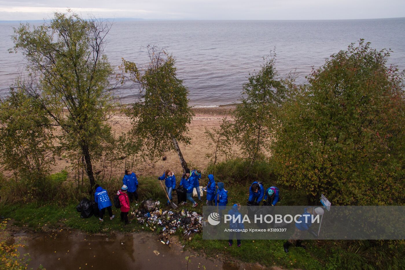 Акция по уборке берега и акватории озера Байкал от мусора