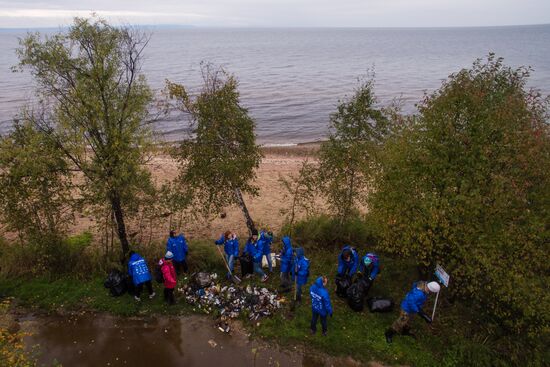 Акция по уборке берега и акватории озера Байкал от мусора