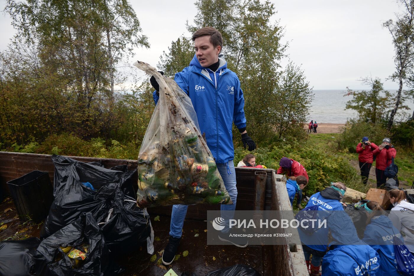 Акция по уборке берега и акватории озера Байкал от мусора