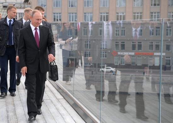 Президент РФ В.Путин посетил парк "Зарядье" в Москве