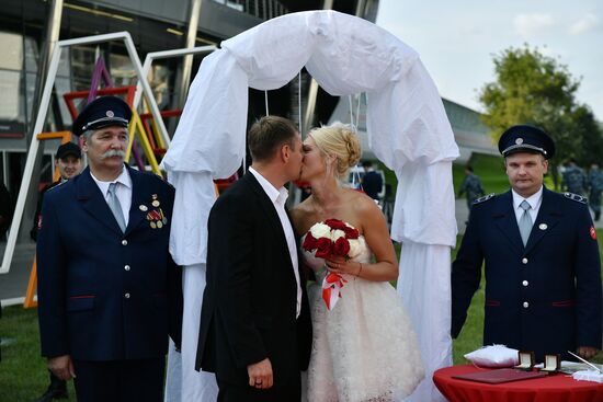 Свадебная церемония пары, выигравшей в конкурсе "Хорошо, что люди придумали кольца!"