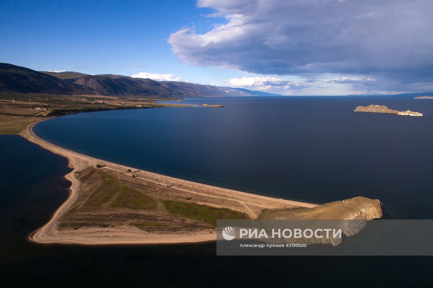 Акция по уборке берега и акватории озера Байкал от мусора